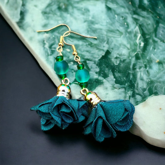 Groene stoffen bloemenoorbellen met groene kraaltjes en gouden hanger