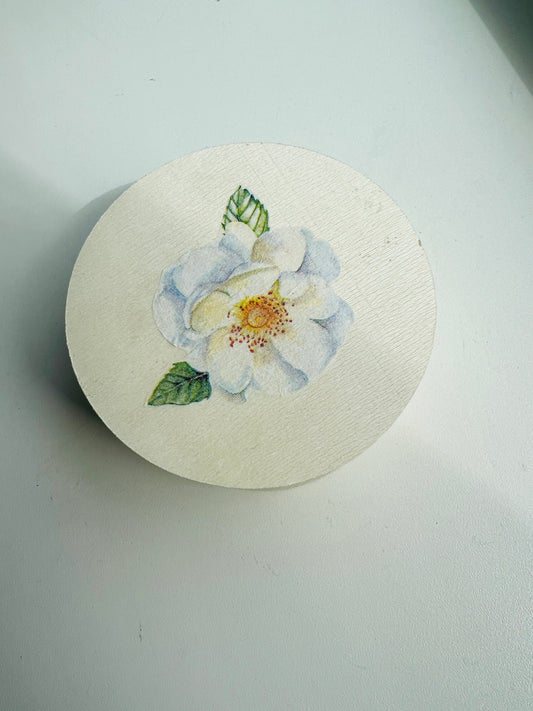 Houten doosje witte bloem