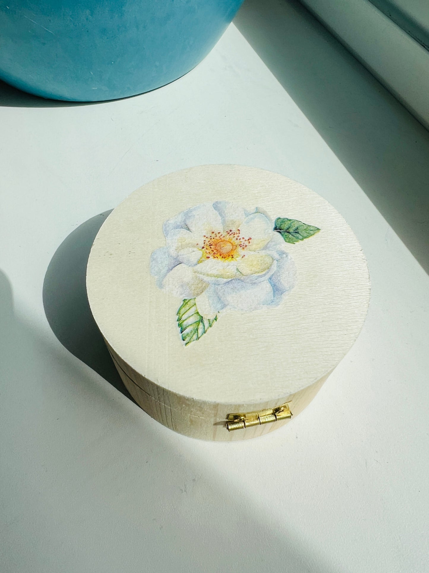 Houten doosje witte bloem