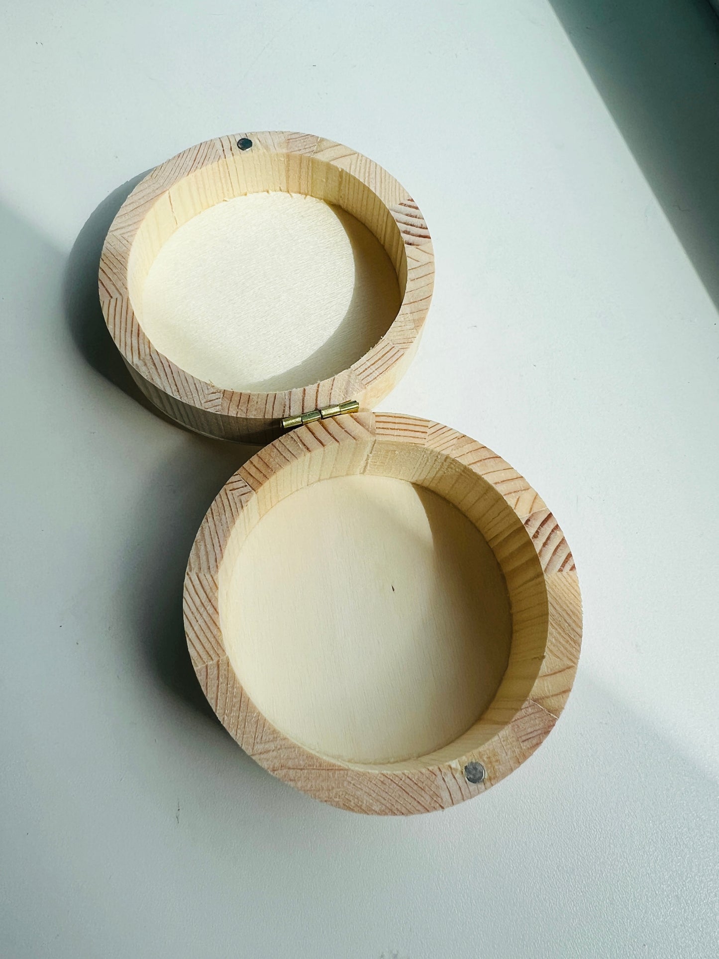 Houten doosje witte bloem