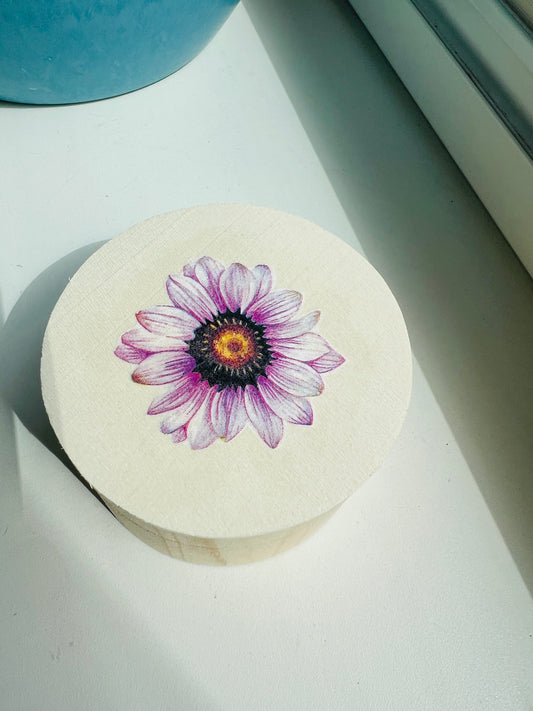 Houten doosje lichtpaarse bloem