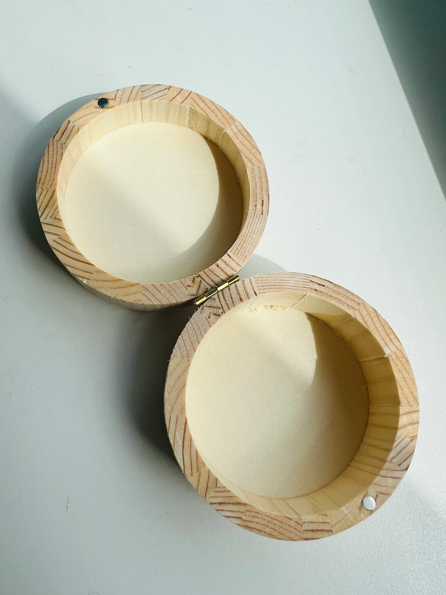 Houten doosje lichtpaarse bloem