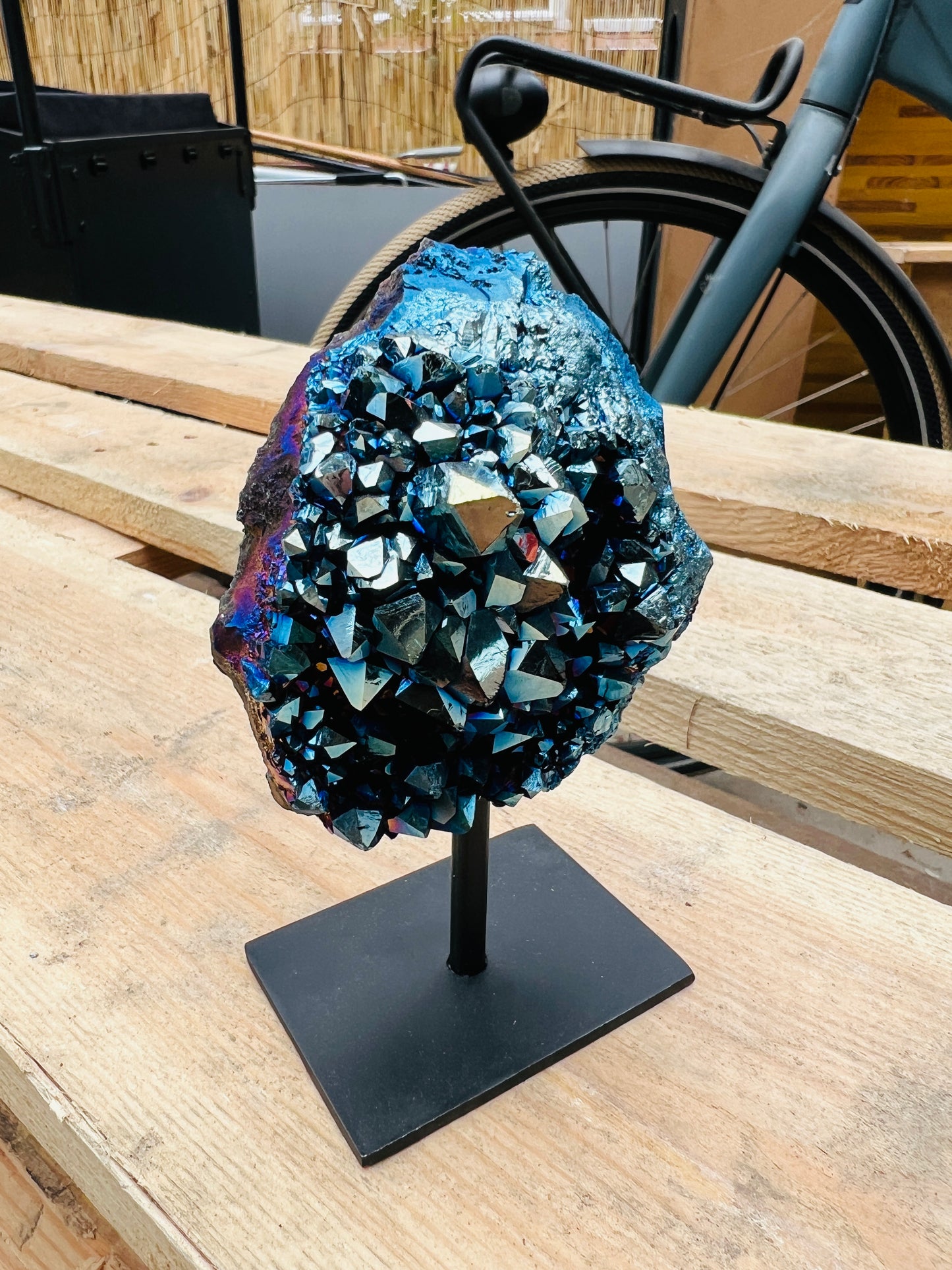 Amethist coated blauw regenboog aura op standaard