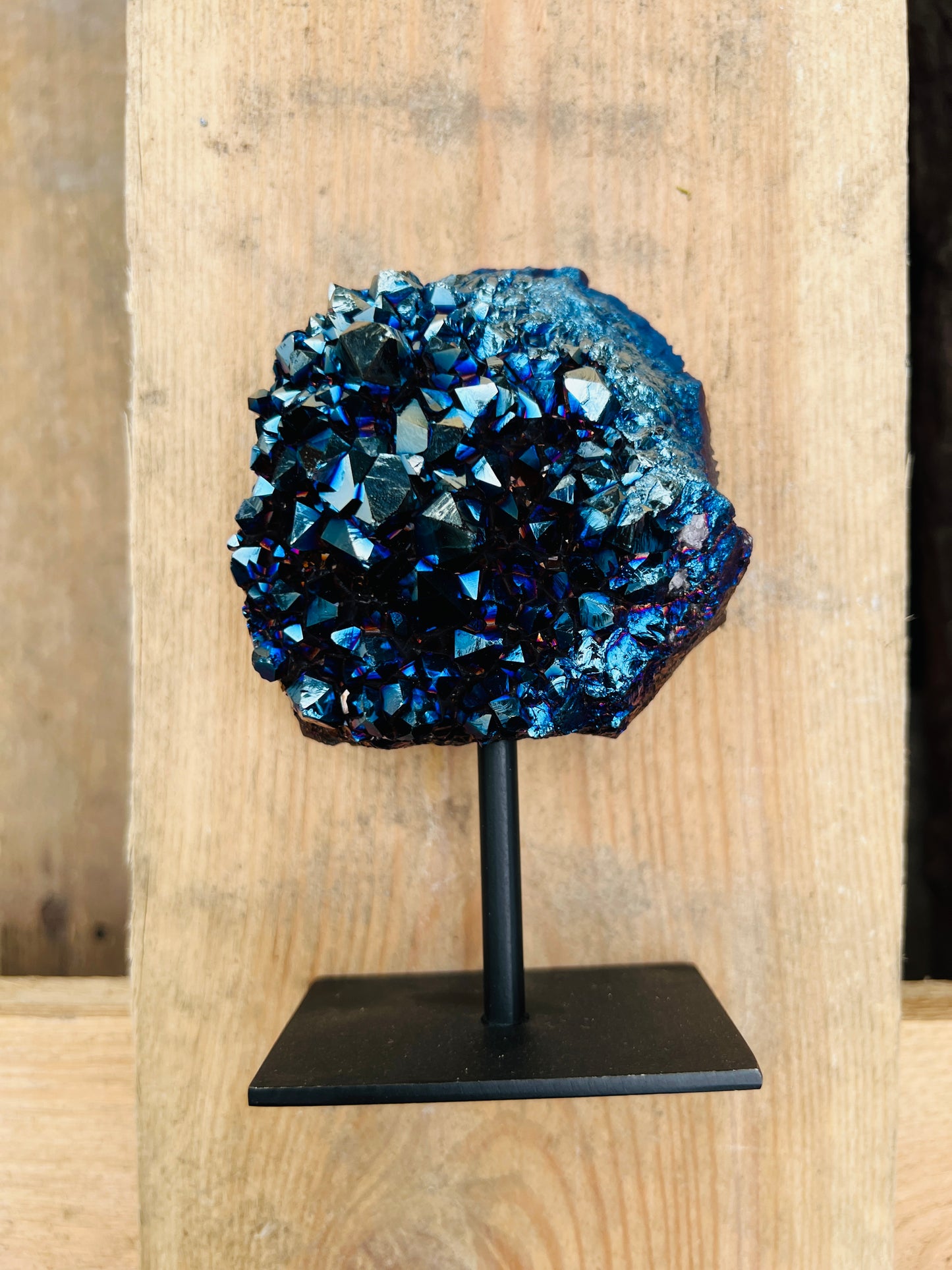 Amethist coated blauw regenboog aura op standaard