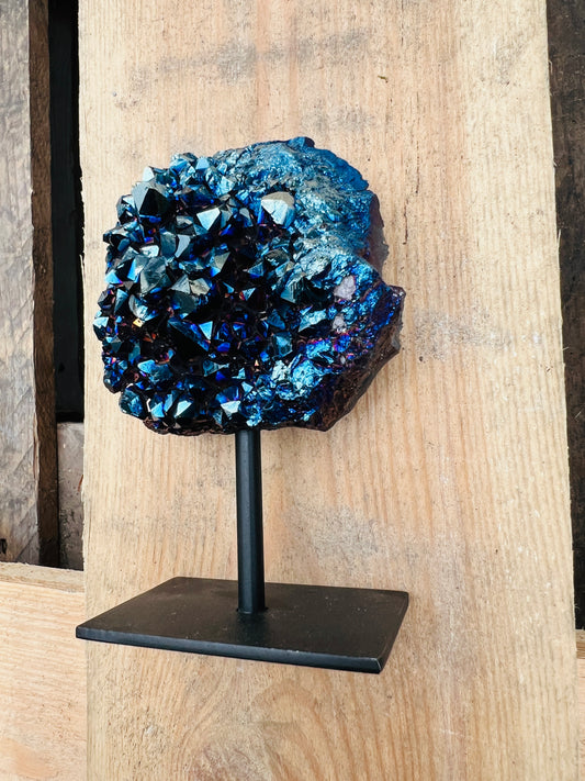 Amethist coated blauw regenboog aura op standaard