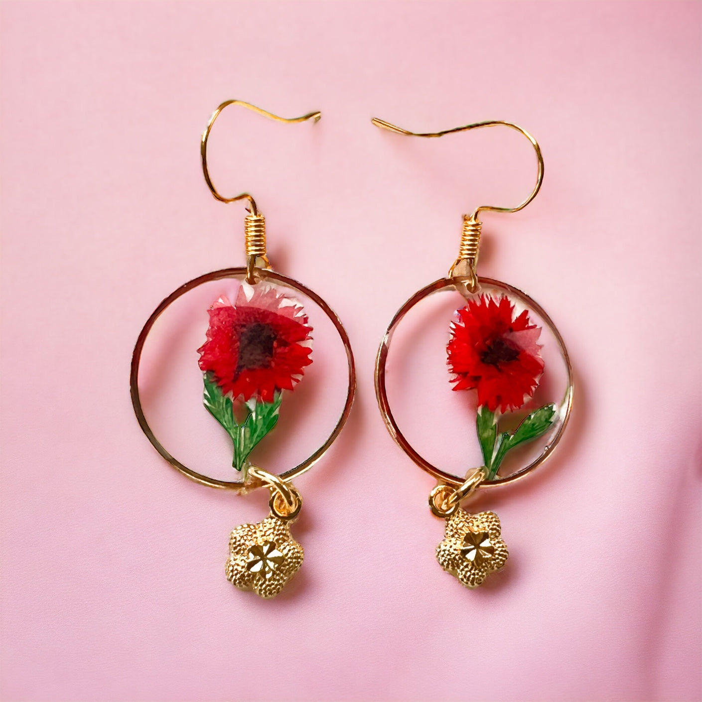Rode droogbloemen en gouden bloem hanger oorbellen