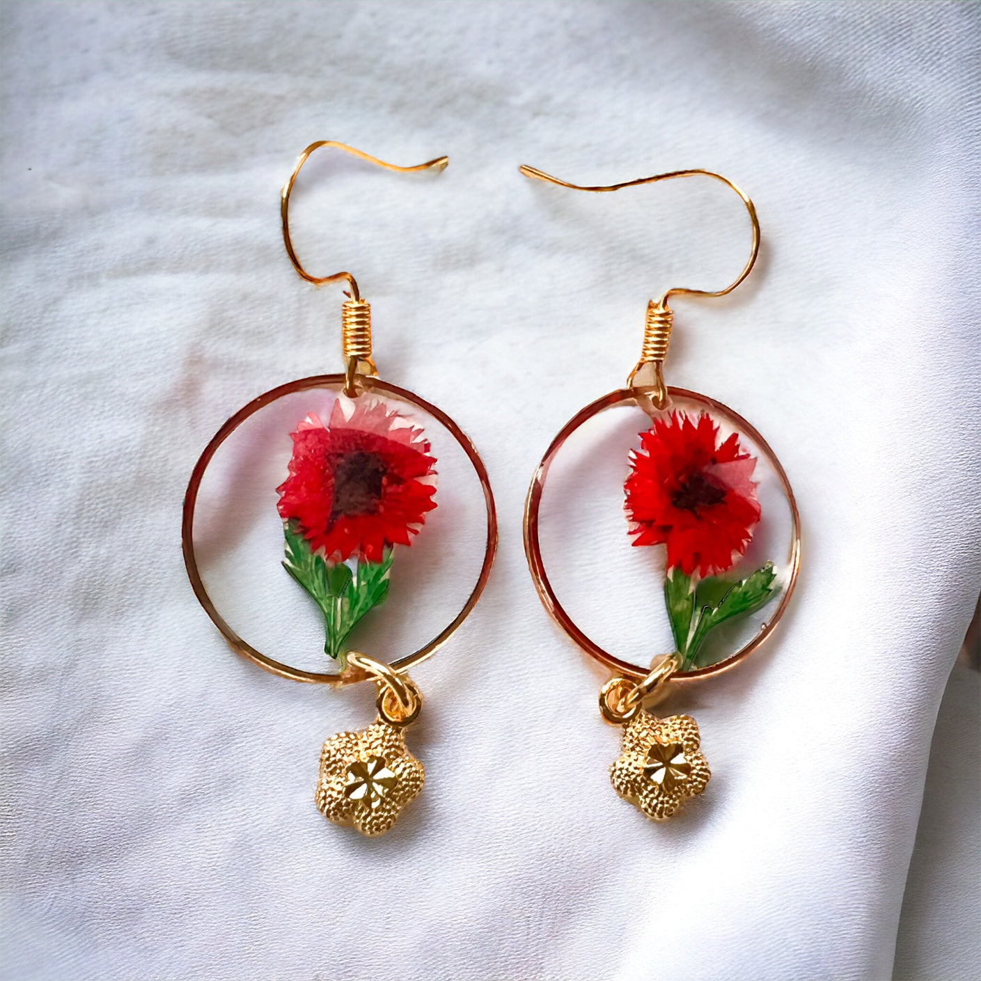 Rode droogbloemen en gouden bloem hanger oorbellen