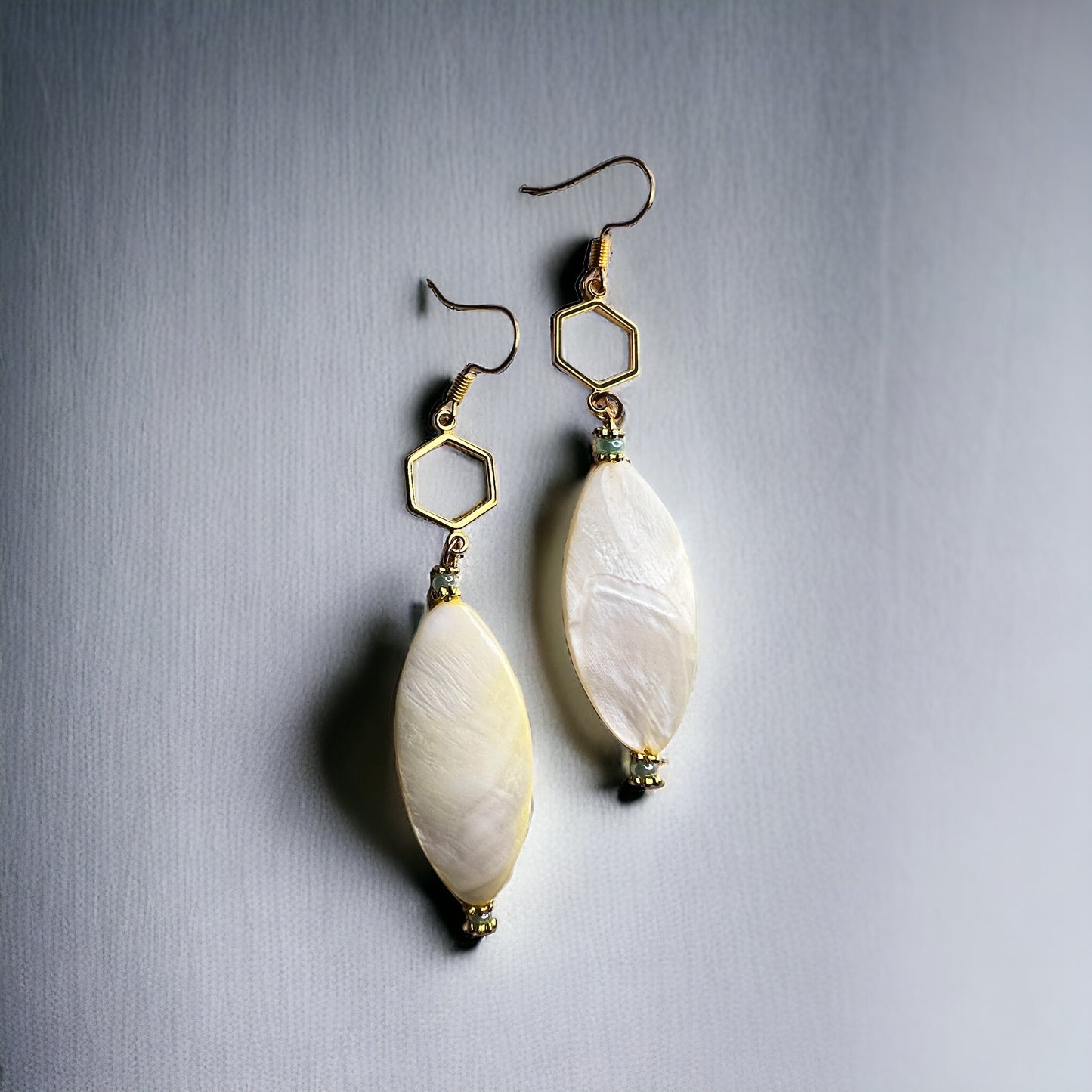 Goud beige oorbellen