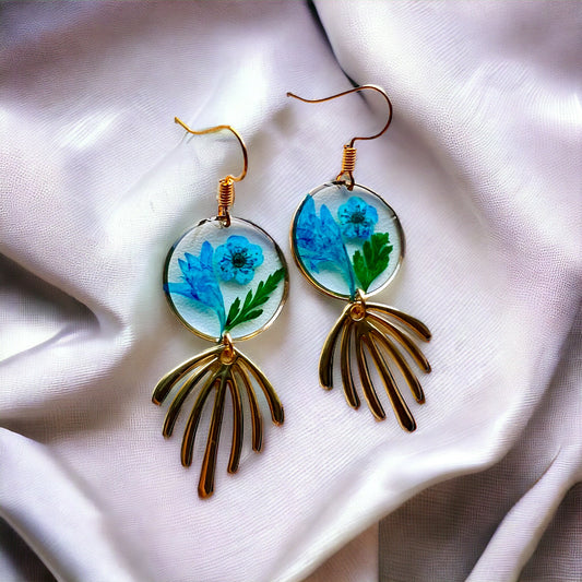 Blauwe droogbloemen en gouden hanger oorbellen