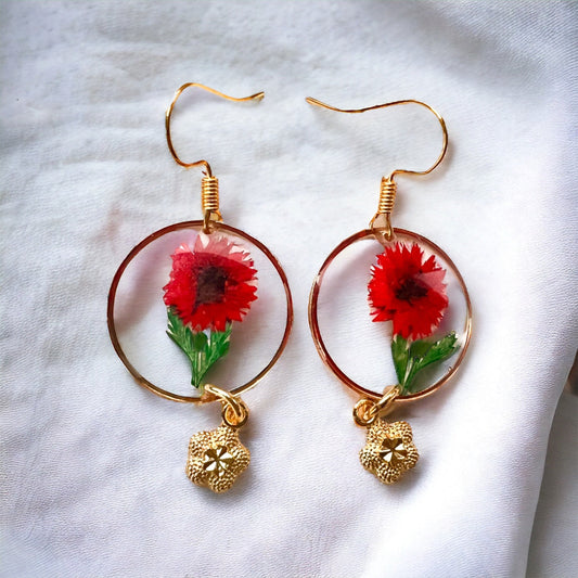 Rode gouden oorbellen met gedroogde bloemen