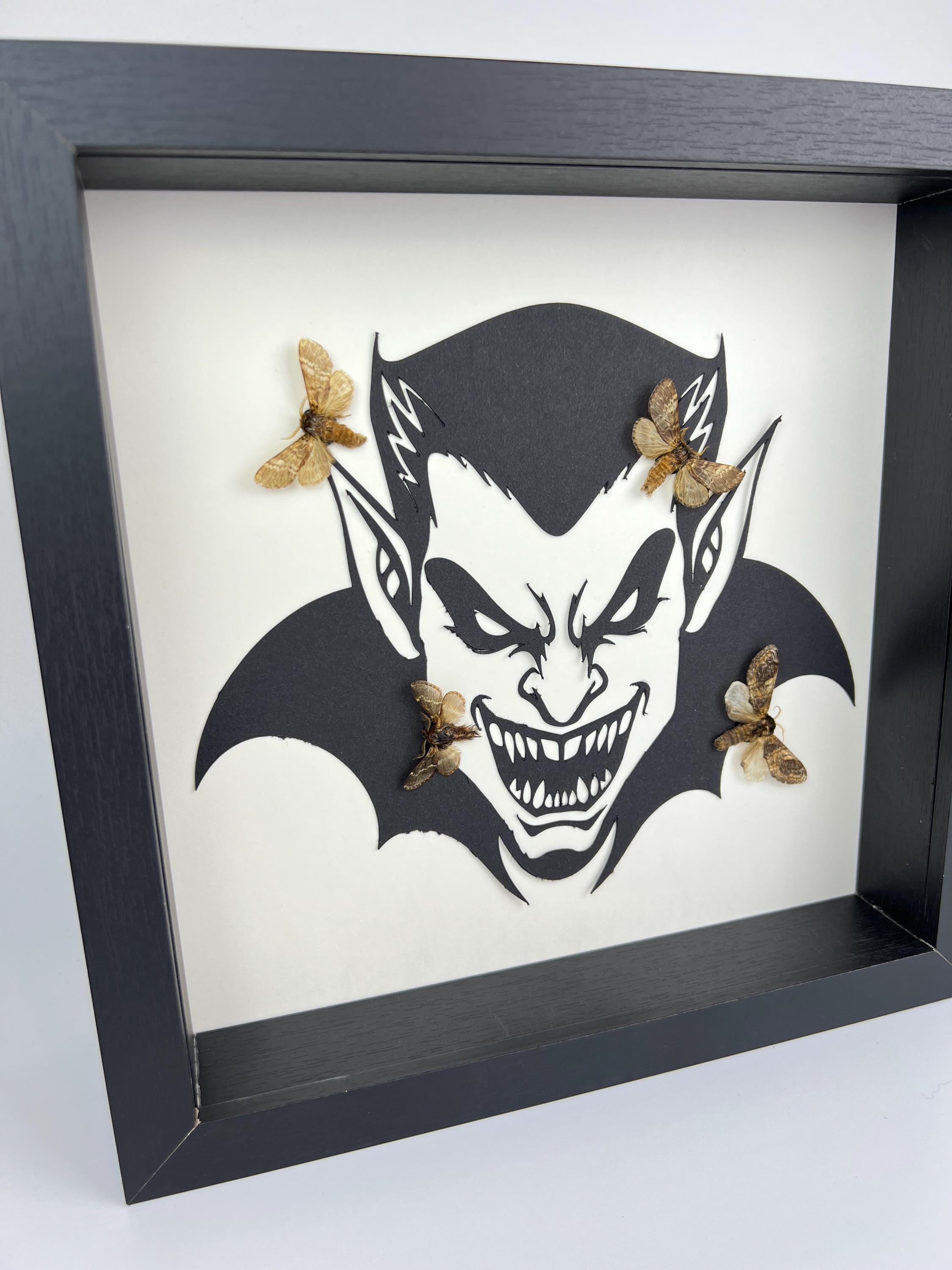 Motten op vampier print in lijst