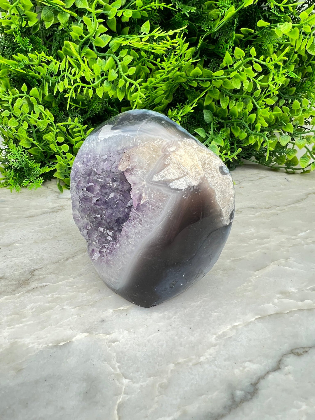 Amethyst mit Achat-Geode, geschliffener Sockel (678 Gramm) von KEY LIME STORE