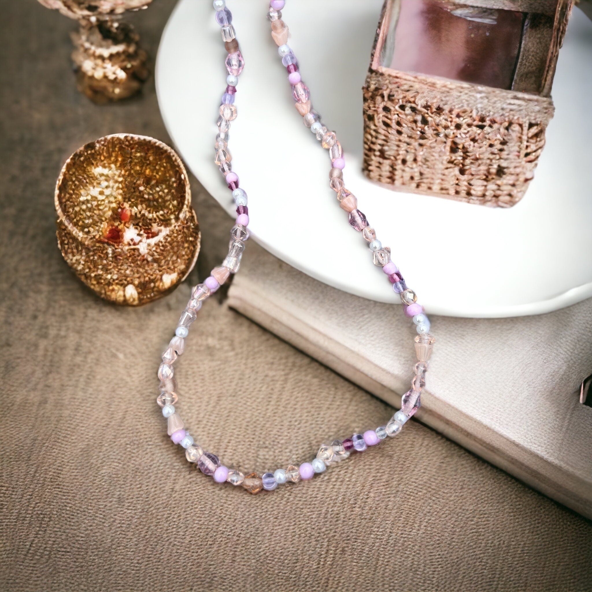Lila, weiße, rosa, perlenbesetzte, goldene Halskette