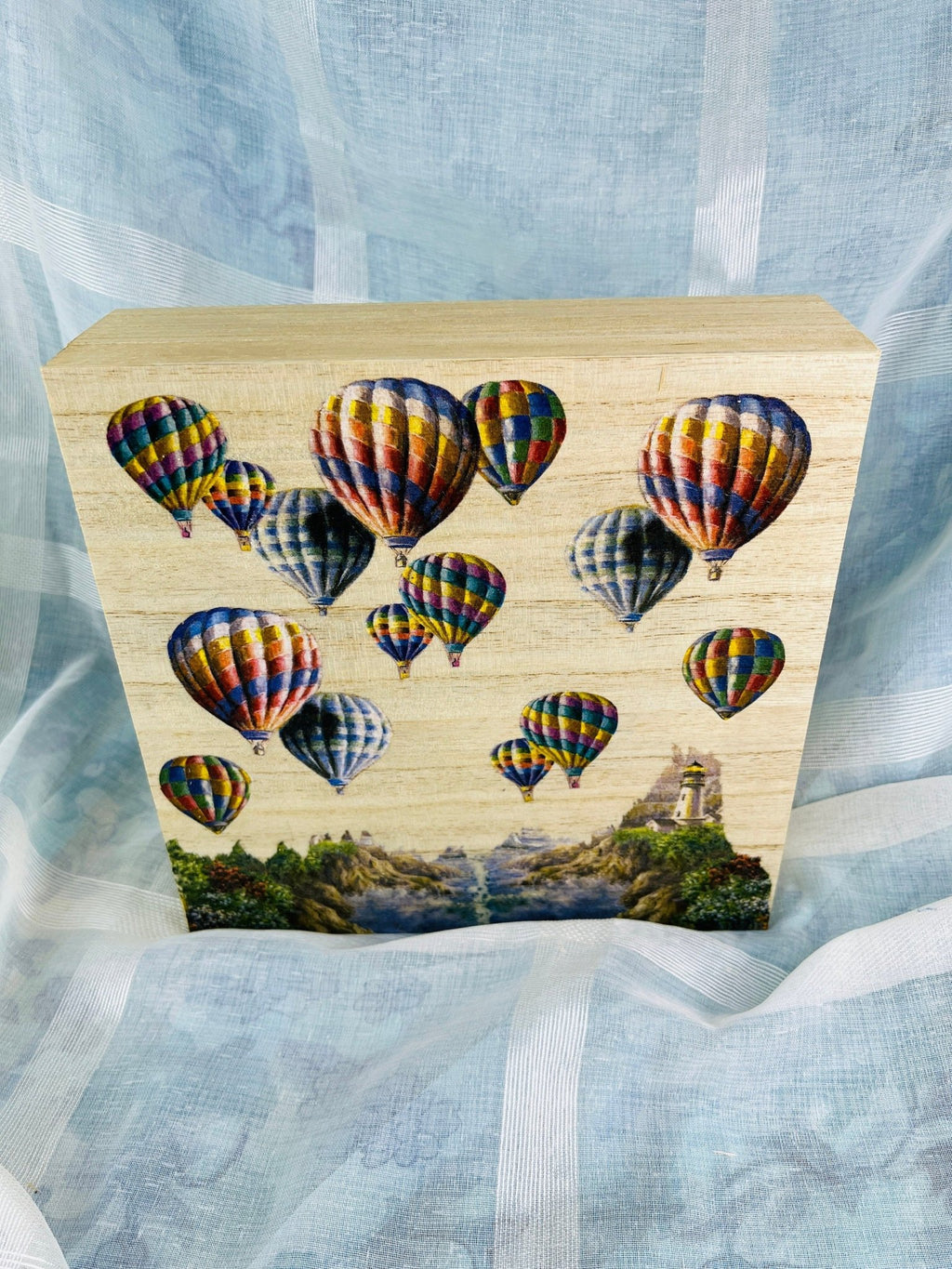 Verspielte Schmuckschatulle aus Holz mit Heißluftballons – handgefertigte Landschaft von KEY LIME STORE