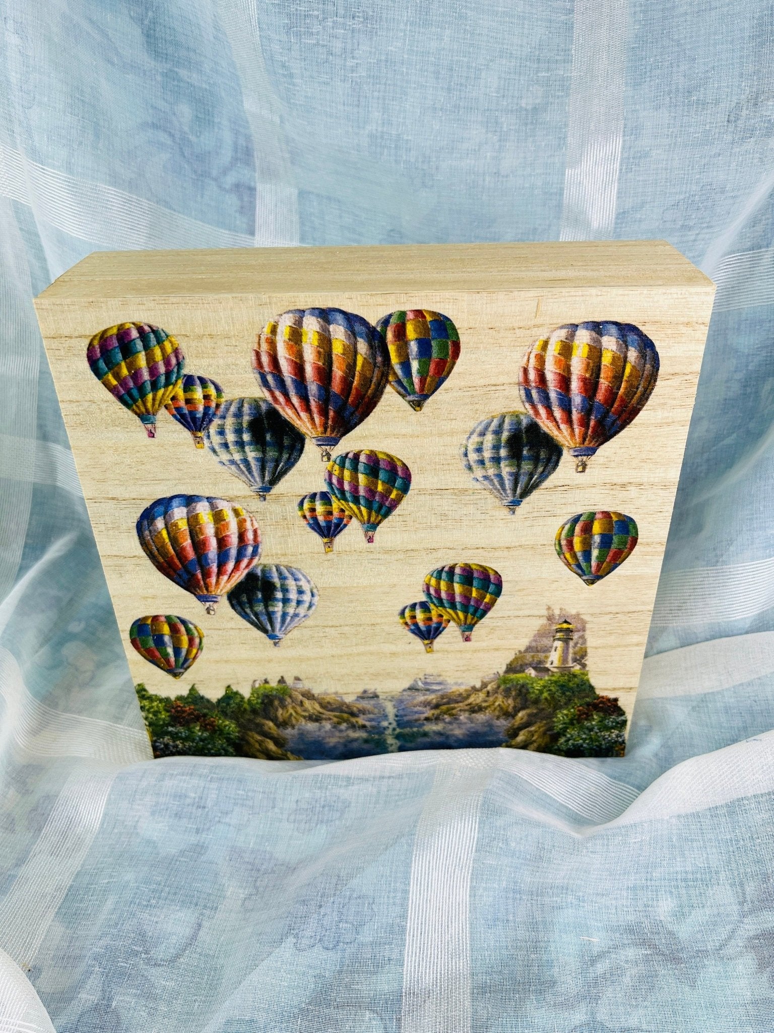 Verspielte Schmuckschatulle aus Holz mit Heißluftballons – handgefertigte Landschaft von KEY LIME STORE
