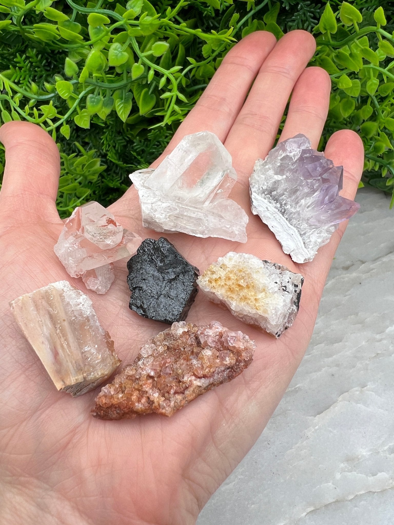 Set aus Rohsteinen (Amethyst, schwarzer Turmalin, Sagenit-Achat, rosa Amethyst, Hämatitquarz, Citrin von KEY LIME STORE