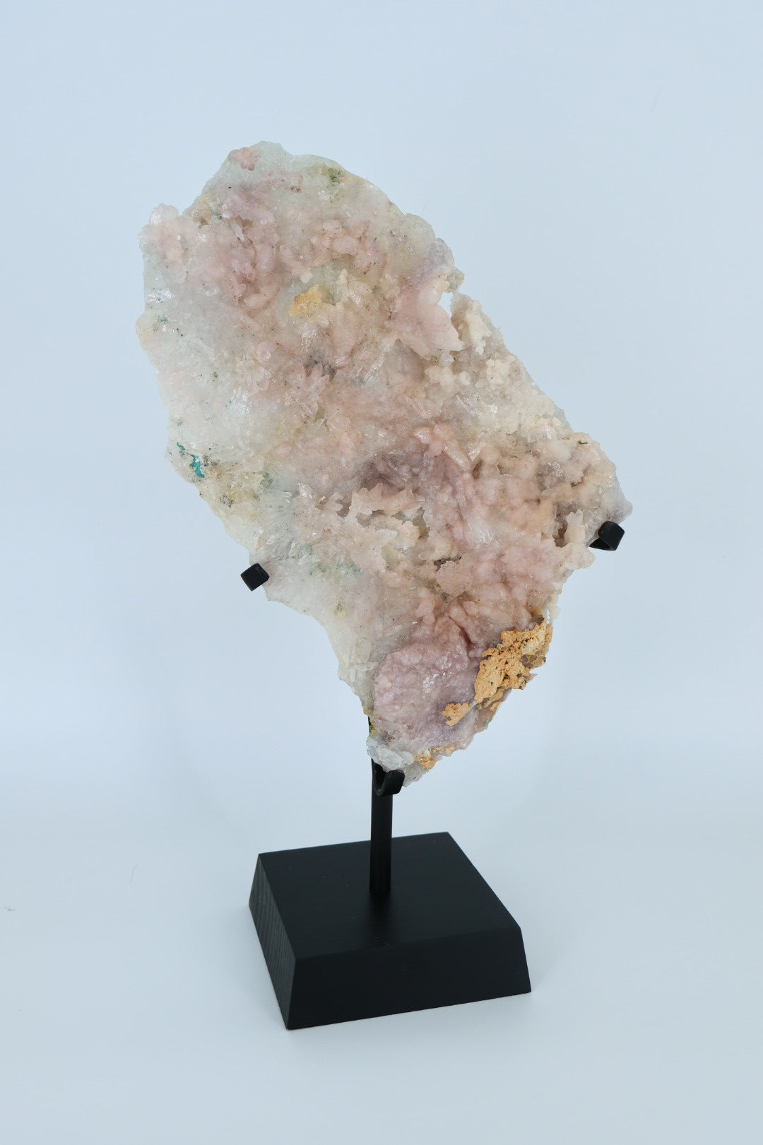 Roze stilbiet op kwarts – met metalen standaard