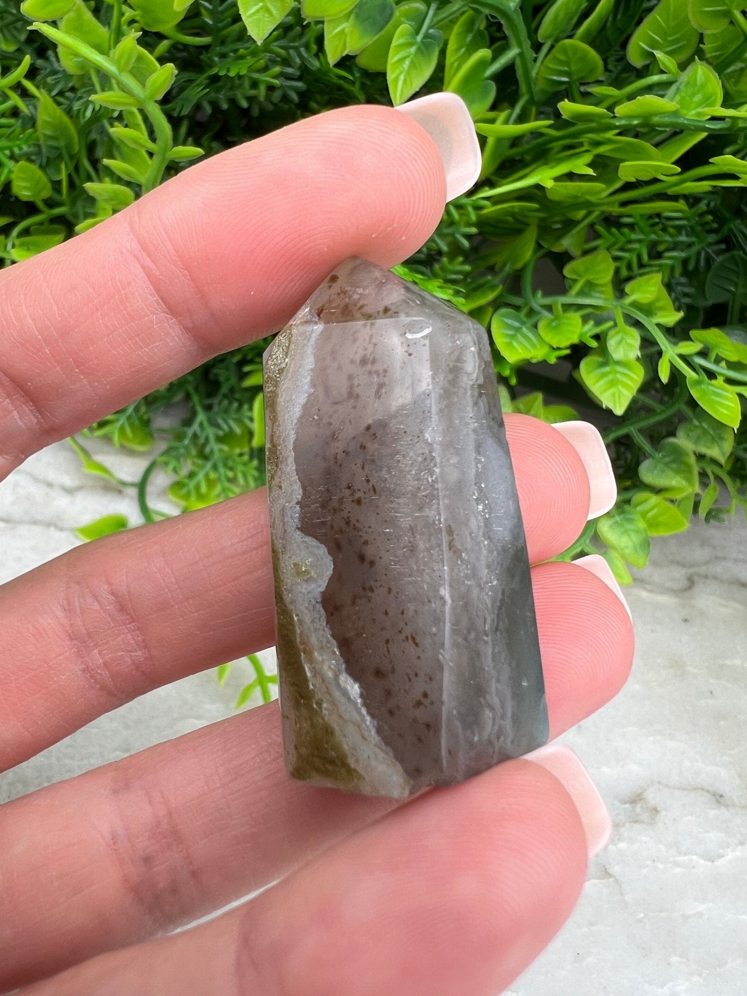 Amethyst-Cluster mit Turmform und geschliffenem Sockel von KEY LIME STORE