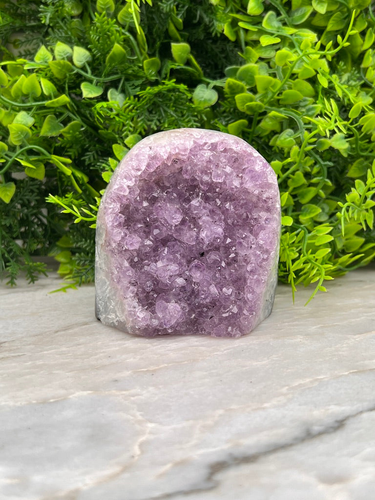 Amethist cluster cut base met gepolijste randen