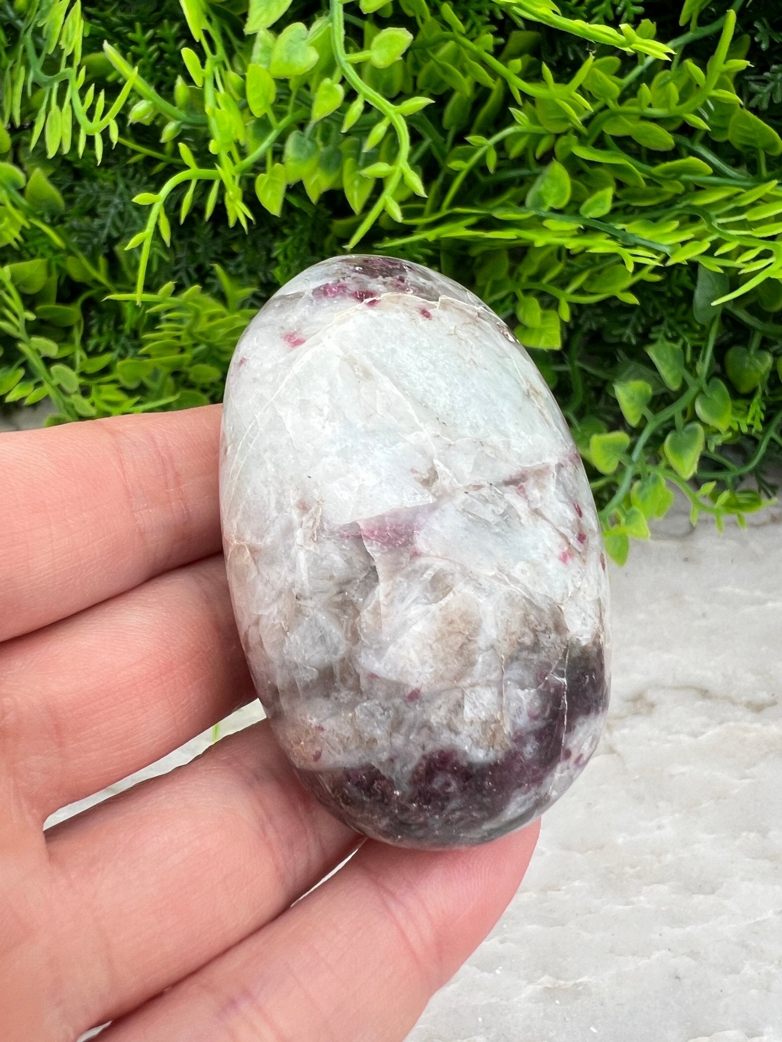Rubellite (tourmaline rose) dans une pierre de lune (6 cm) par KEY LIME STORE