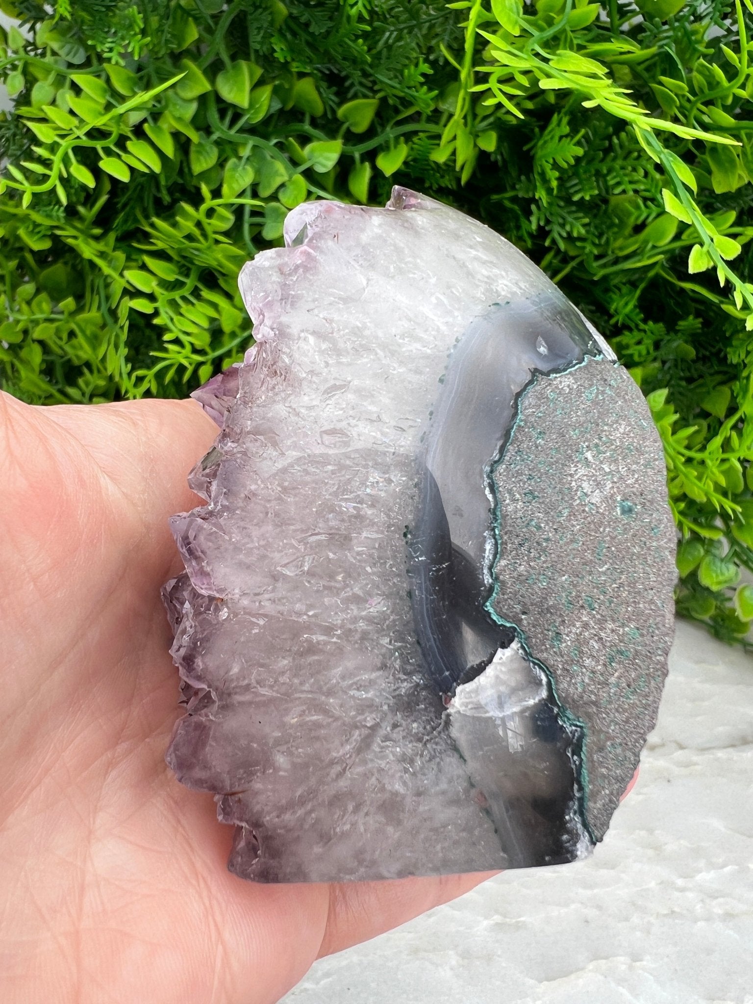 Amethyst mit Achat-Sockel (9 cm) von KEY LIME STORE