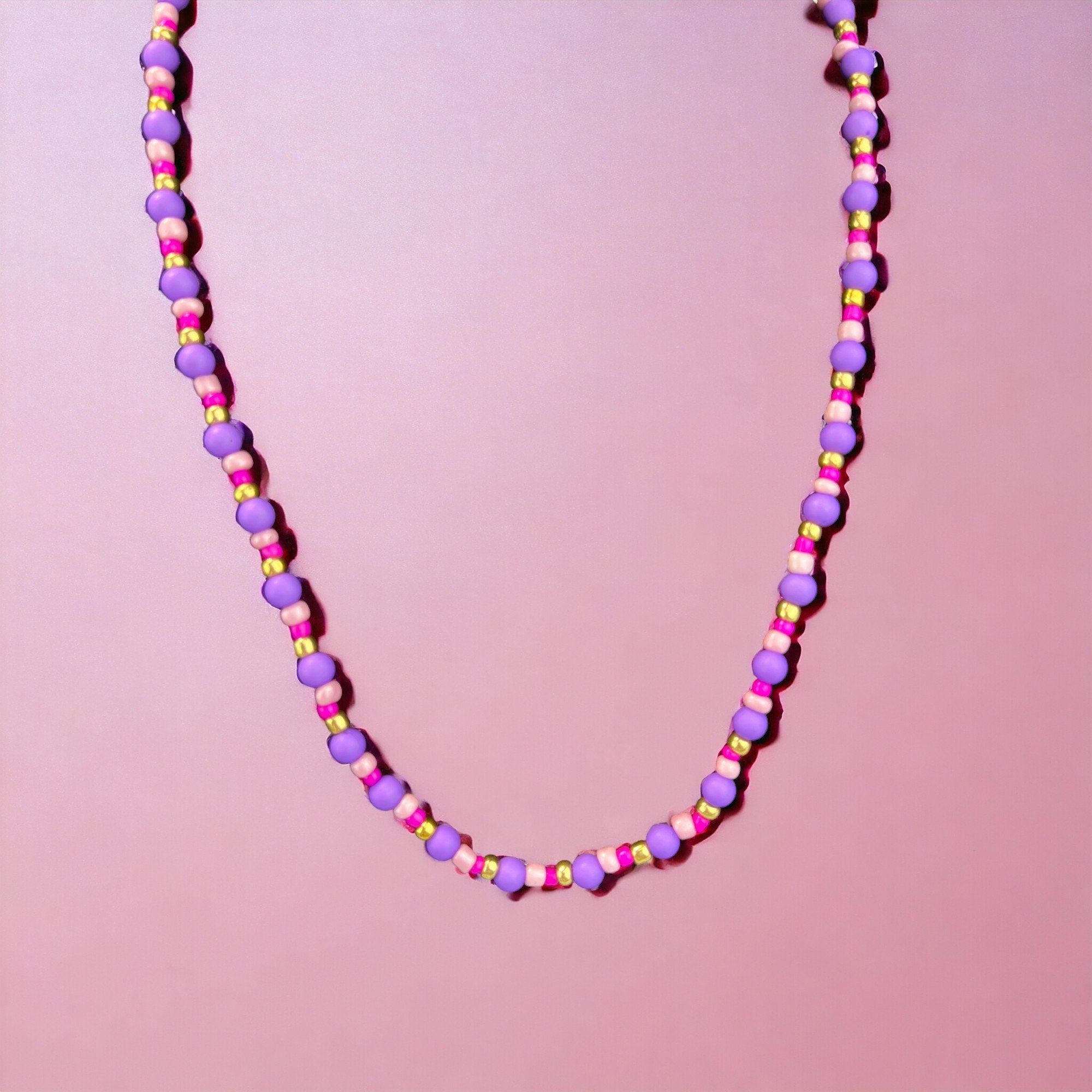 Handgefertigte Halskette in Lila, Rosa und Gold – inklusive Geschenkverpackung