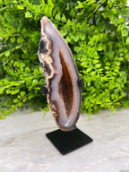 Agaat geode op standaard by KEY LIME STORE
