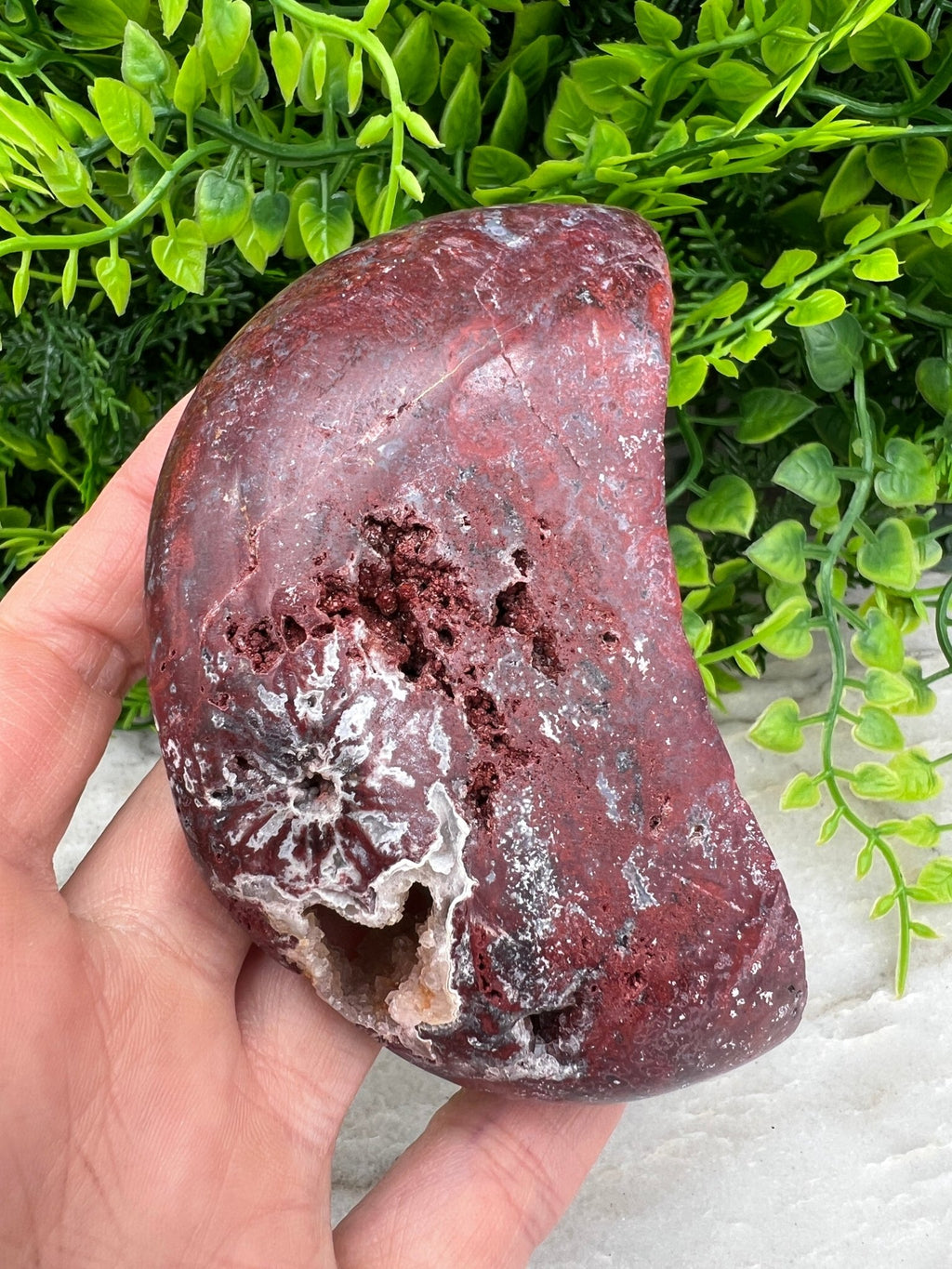Druzen-Roter-Jaspis in Mondform (9 cm) von KEY LIME STORE