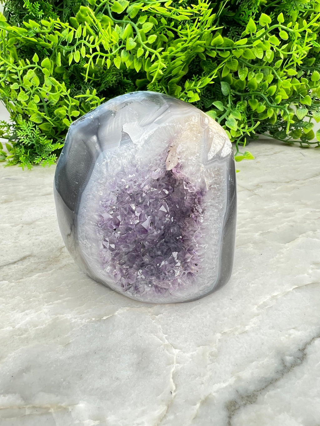 Amethyst mit Achat-Geode, geschliffener Sockel (678 Gramm) von KEY LIME STORE