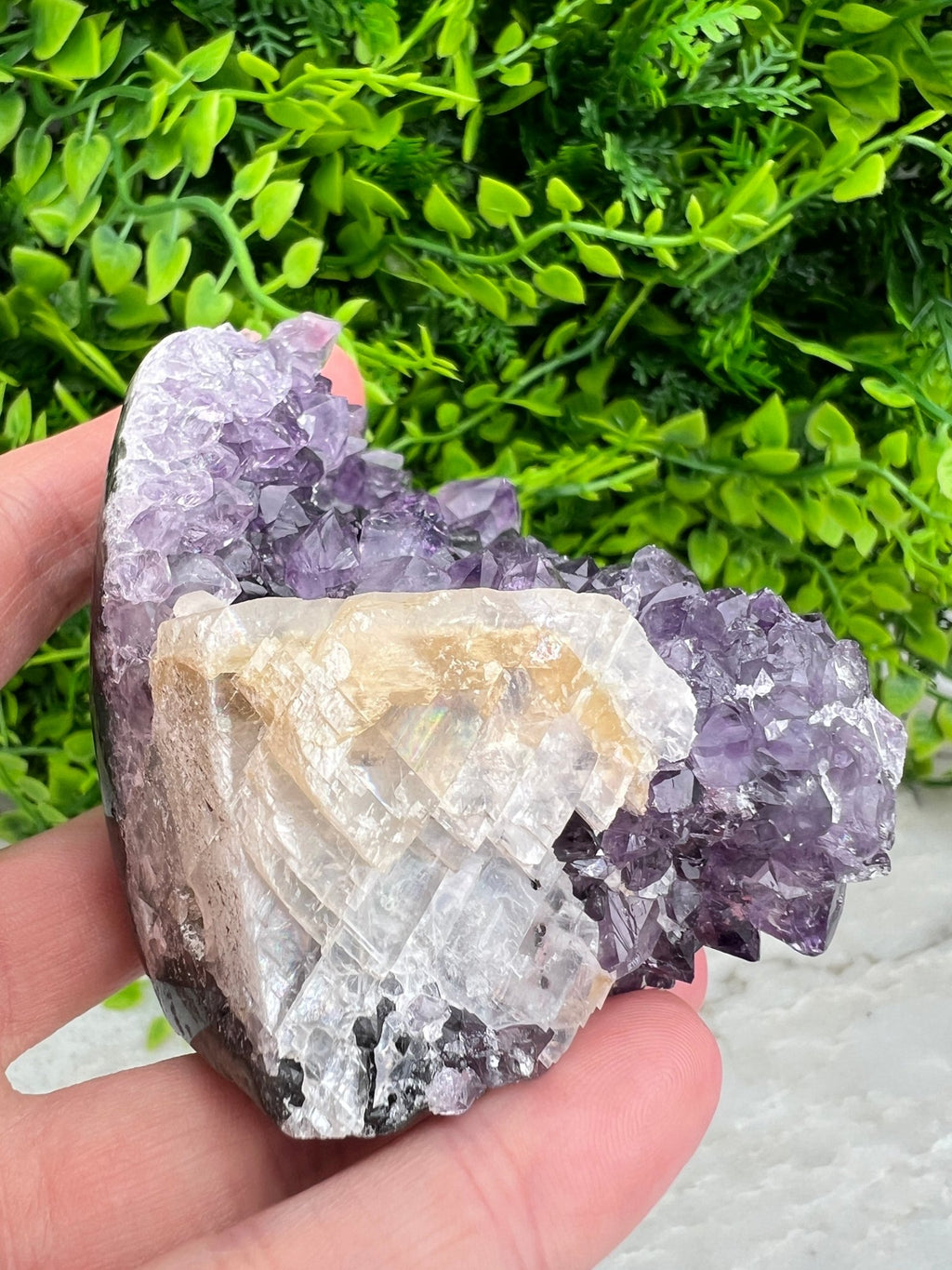 Amethyst mit Calcit, Cluster-Schliff, Sockel (6 cm) von KEY LIME STORE