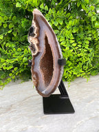Agaat geode op standaard by KEY LIME STORE
