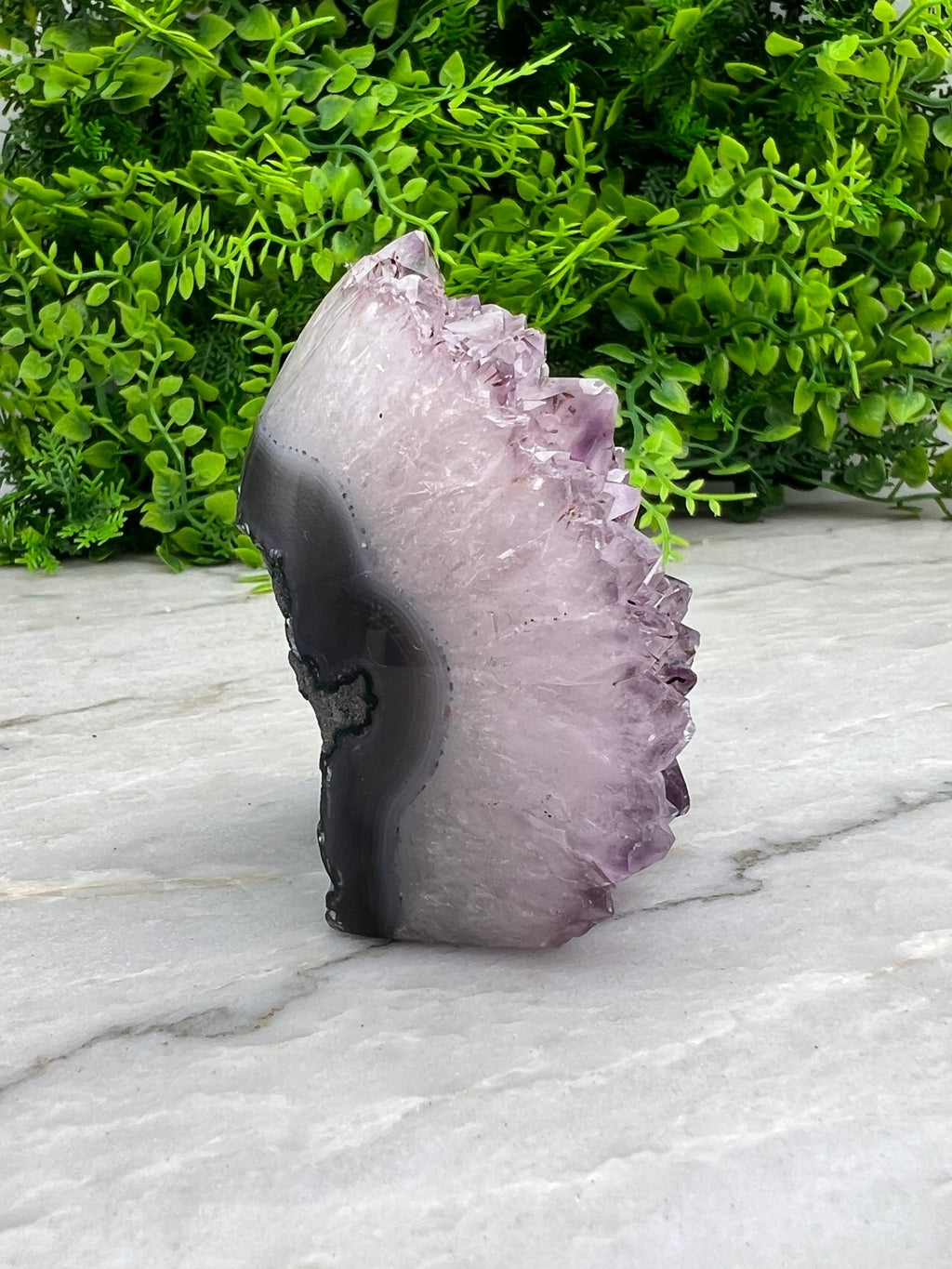 Amethyst mit Achat-Sockel (9 cm) von KEY LIME STORE