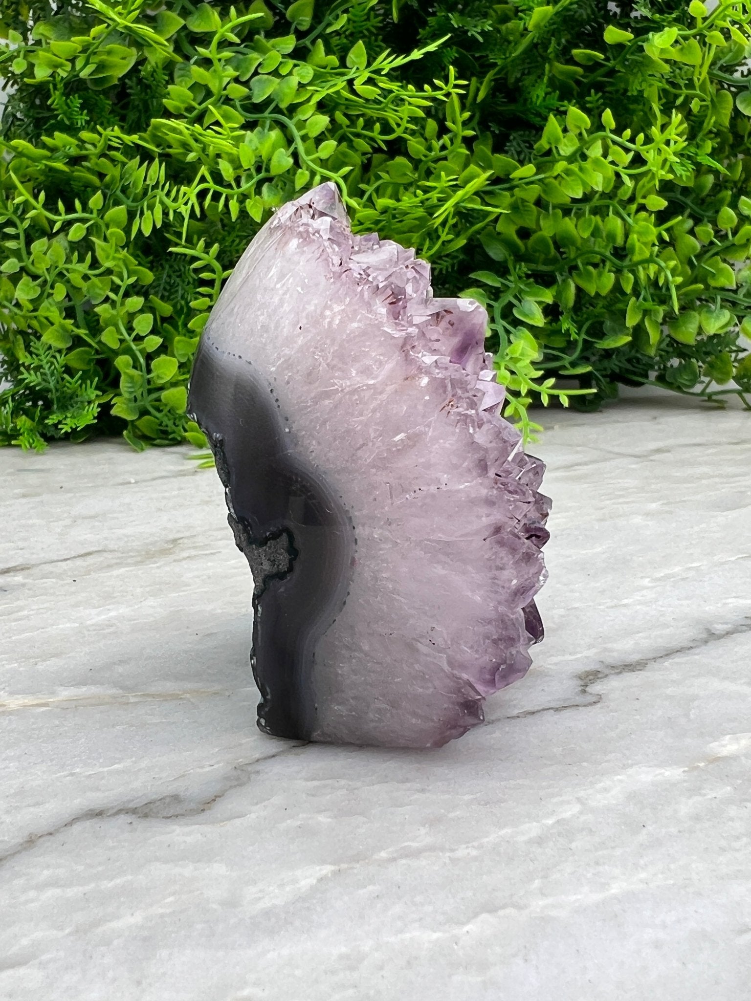Amethyst mit Achat-Sockel (9 cm) von KEY LIME STORE