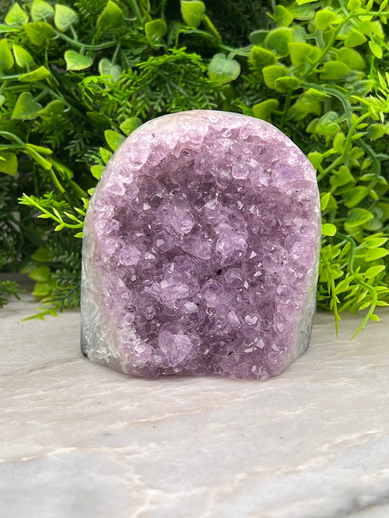Amethist cluster cut base met gepolijste randen