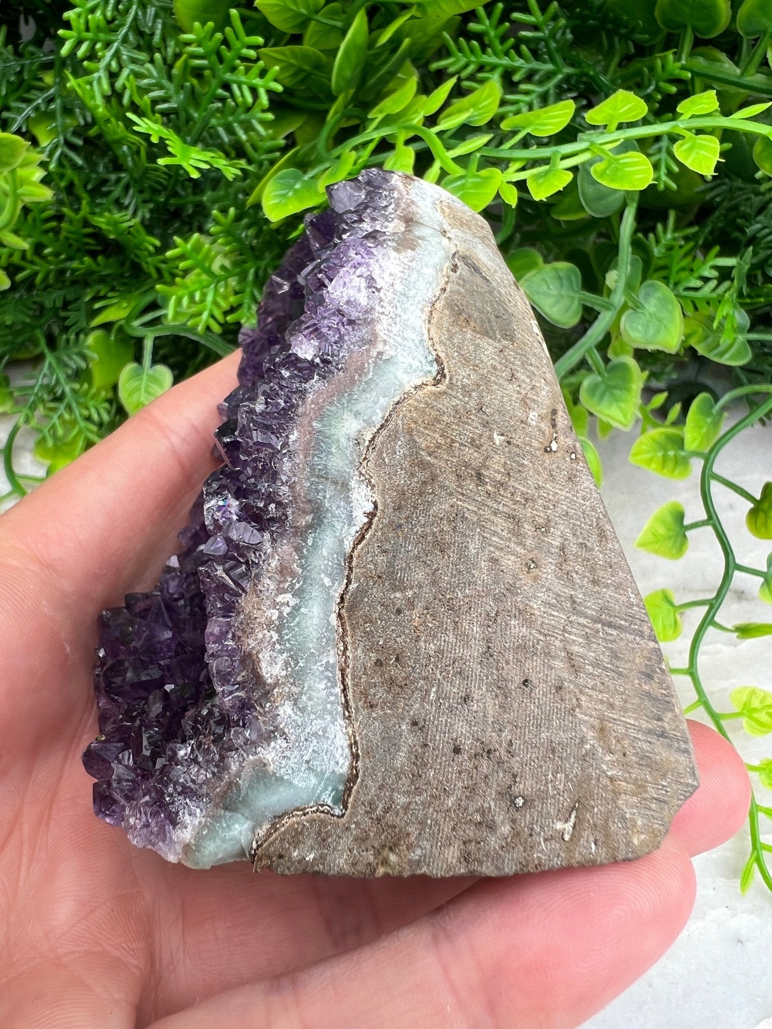 Amethyst-Cluster-Schliff, Basis (255 Gramm) von KEY LIME STORE