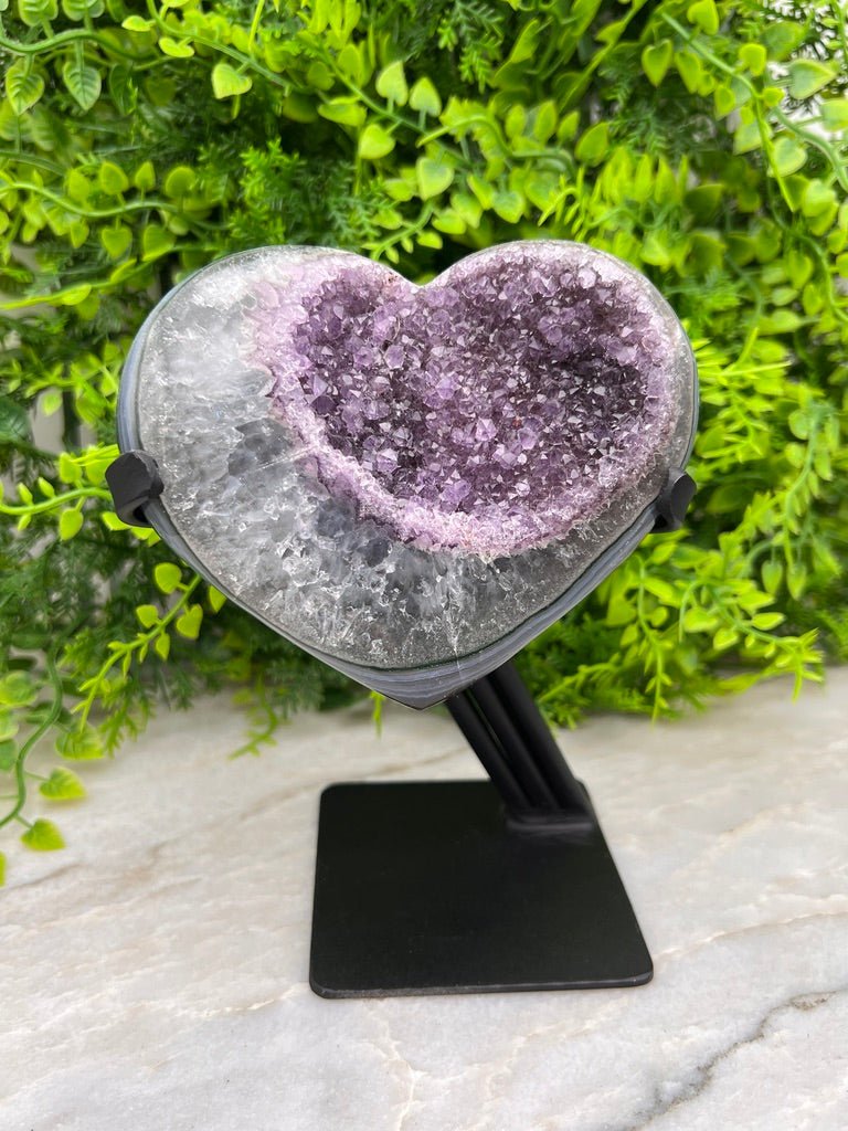 Amethist op Agaat hart op standaard by KEY LIME STORE