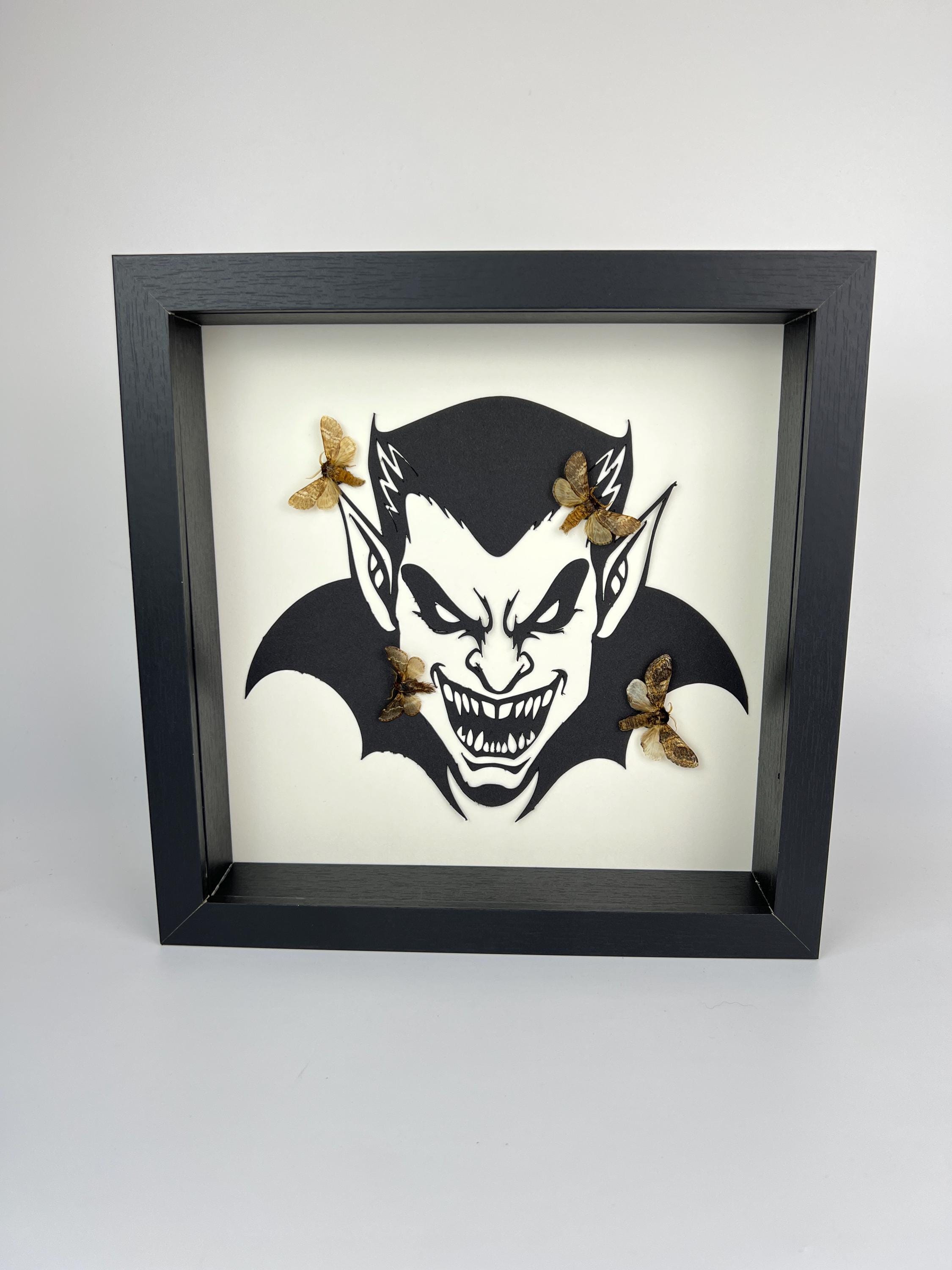 Motten op vampier print in lijst