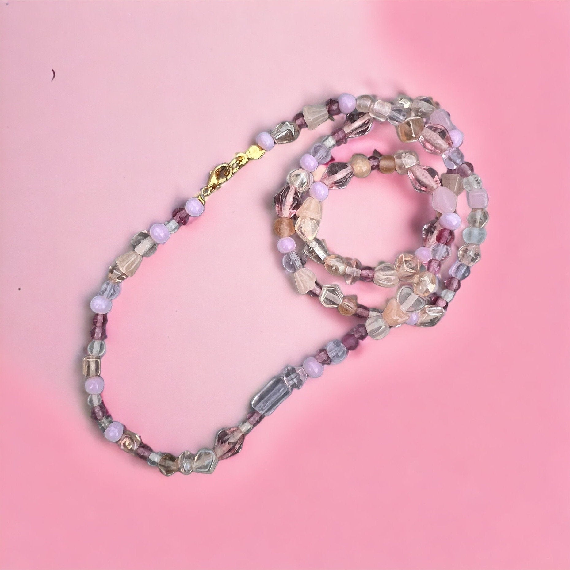 Halskette mit Perlen in Lila, Weiß, Rosa und Gold