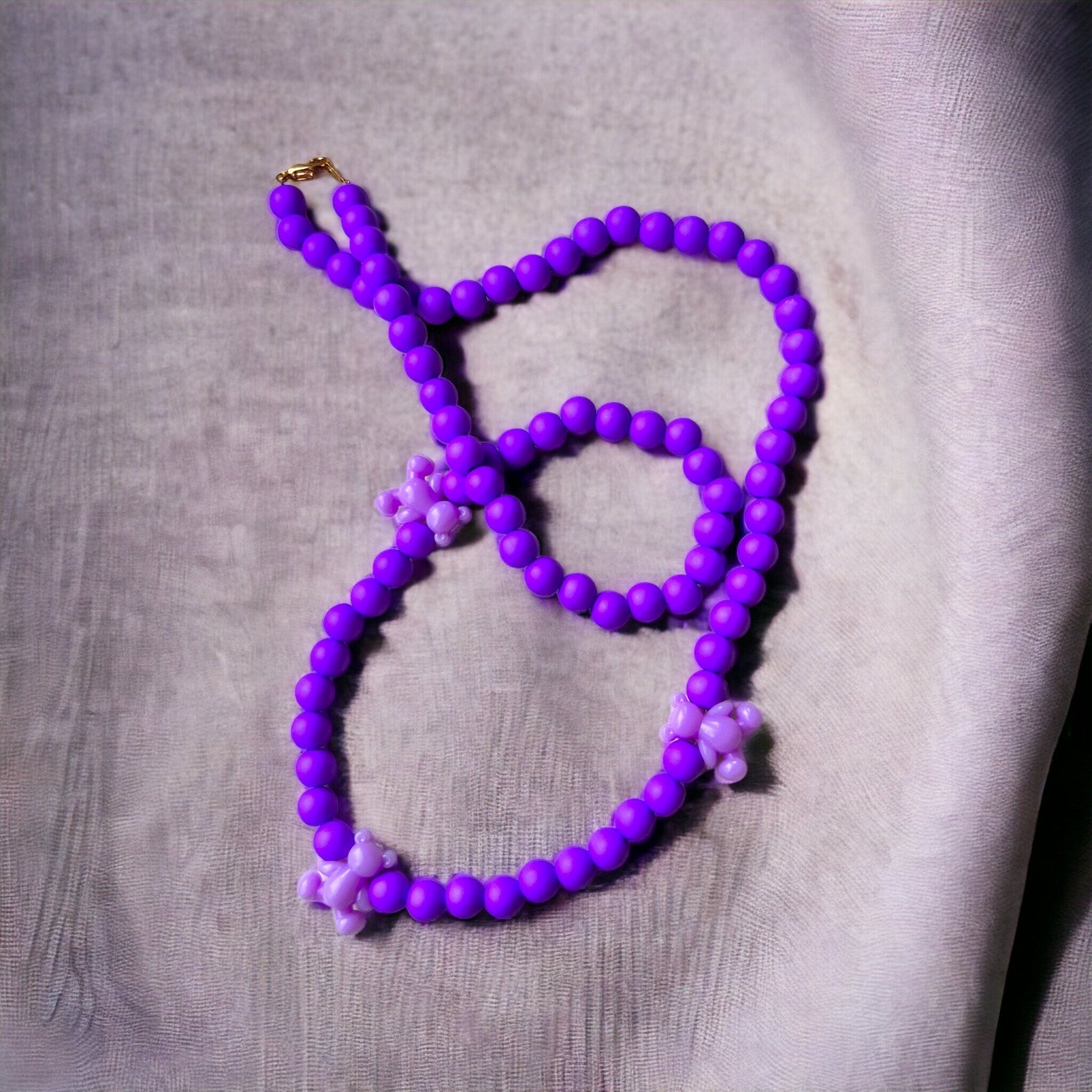 Halskette mit lila Bär