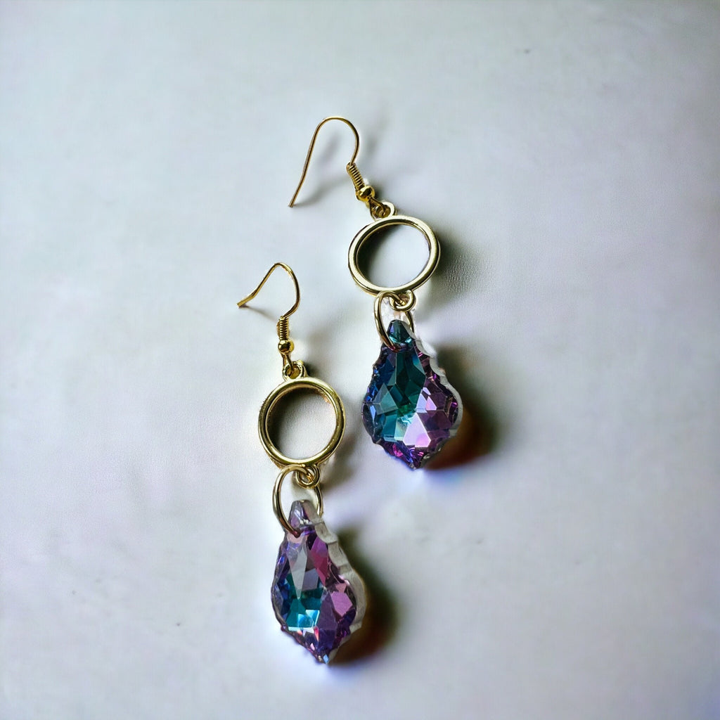 Violett-blaue Ohrhänger, goldene Ohrringe von KEY LIME STORE