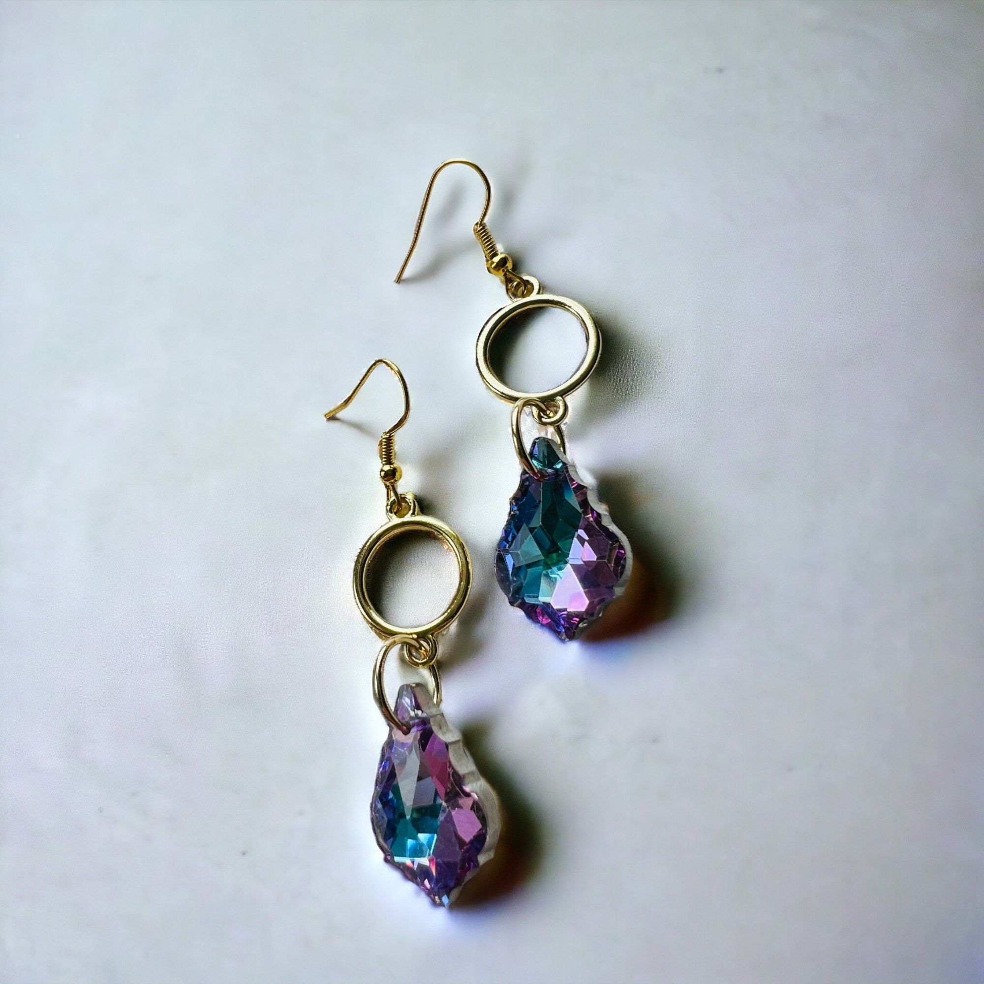 Boucles d'oreilles pendantes bleu violet et dorées