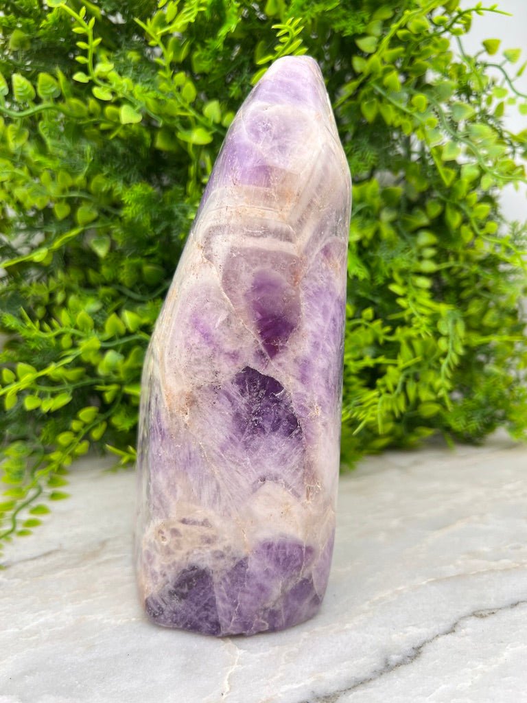 Dog Teeth Amethist sculptuur by KEY LIME STORE