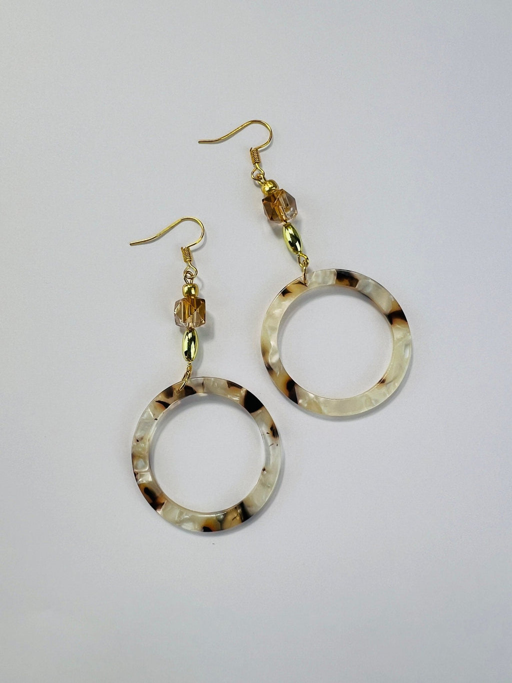 Leichte Ohrringe aus Gold mit Anhängern aus Harz von KEY LIME STORE