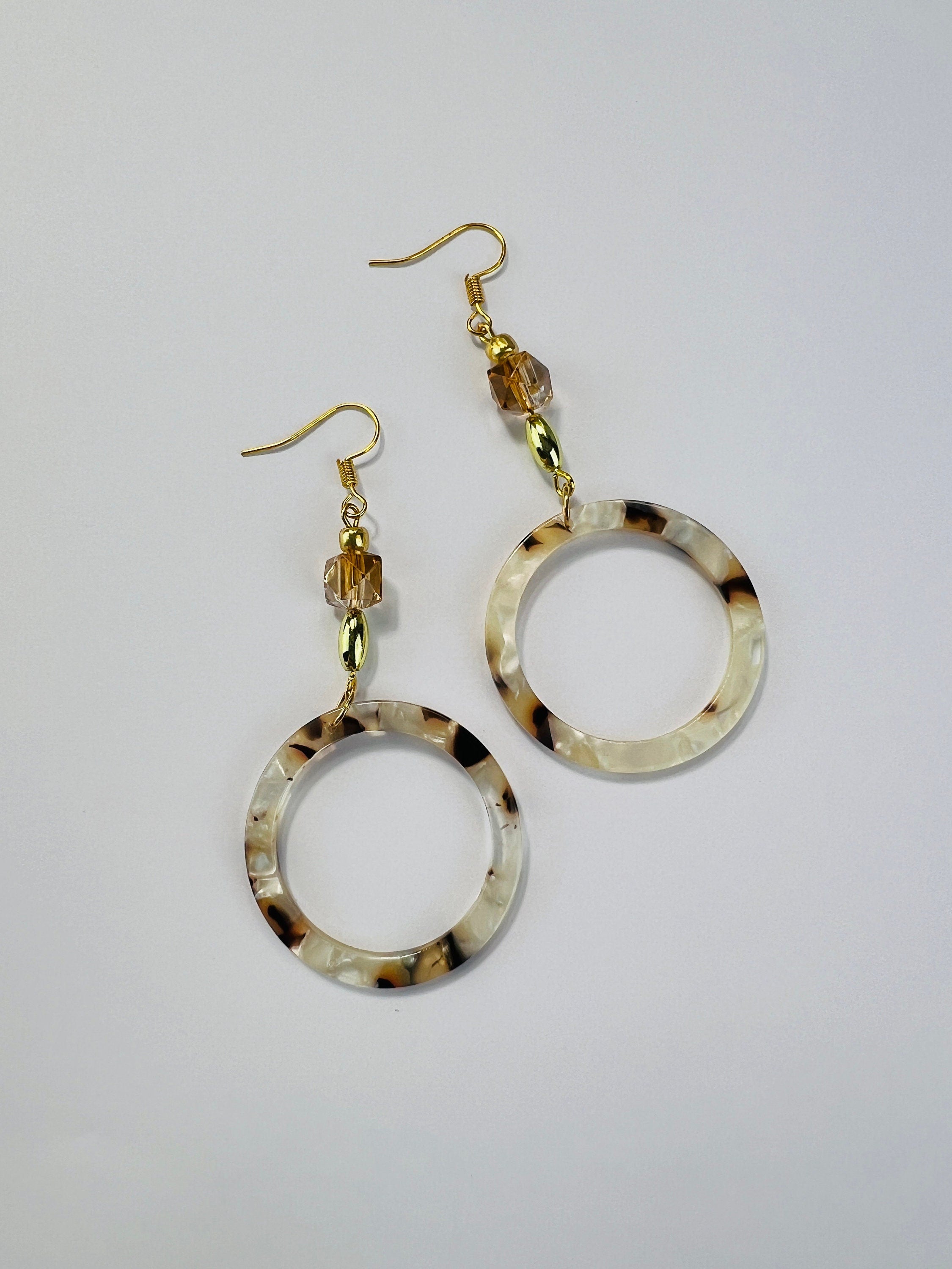 Boucles d'oreilles en or avec pendentifs légers en résine