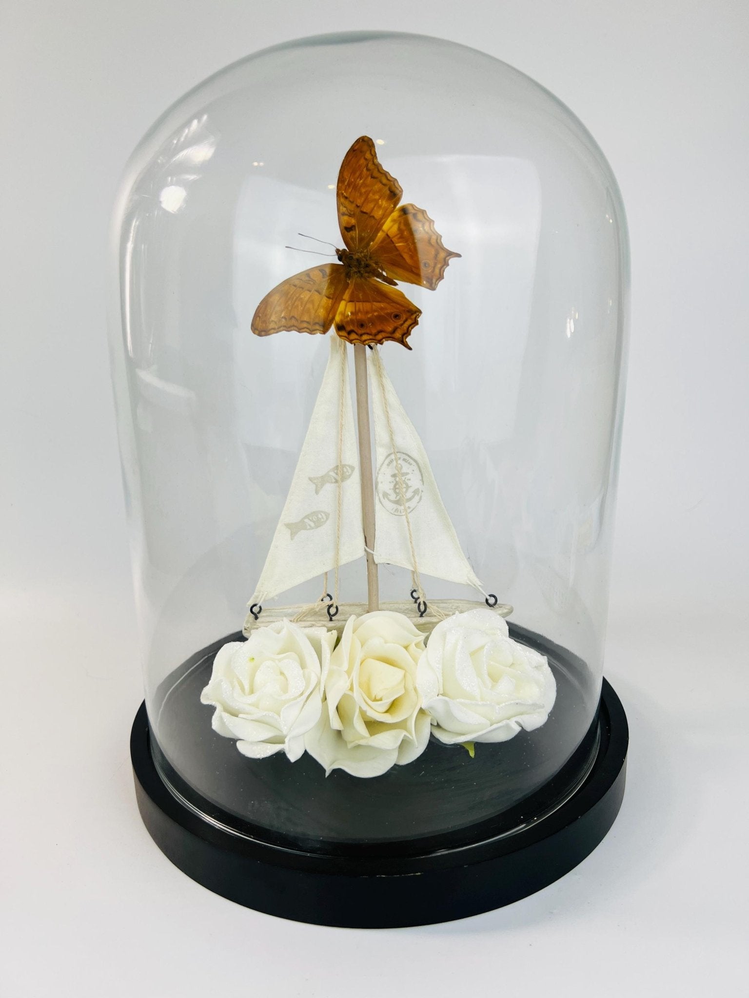Vindula Dejone mit Boot und Rosen in einer Glasglocke von KEY LIME STORE