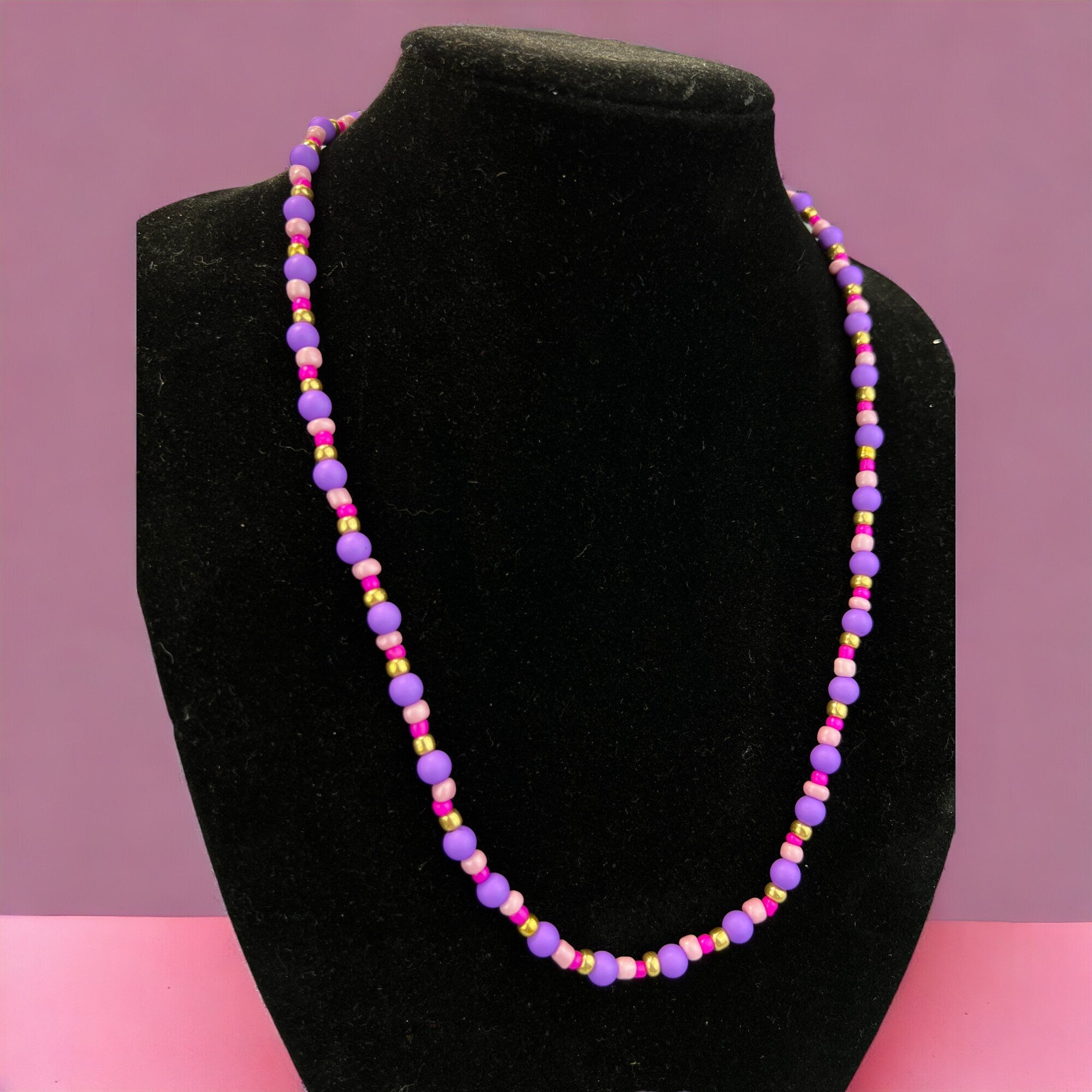Handgefertigte Halskette in Lila, Rosa und Gold – inklusive Geschenkverpackung