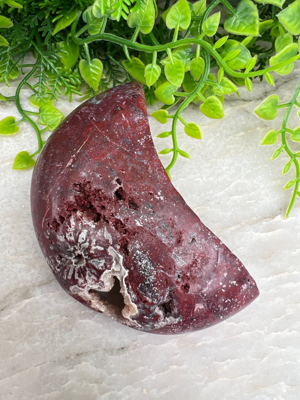 Druzen-Roter-Jaspis in Mondform (9 cm) von KEY LIME STORE