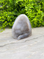Agaat met suikeramethist cut base by KEY LIME STORE