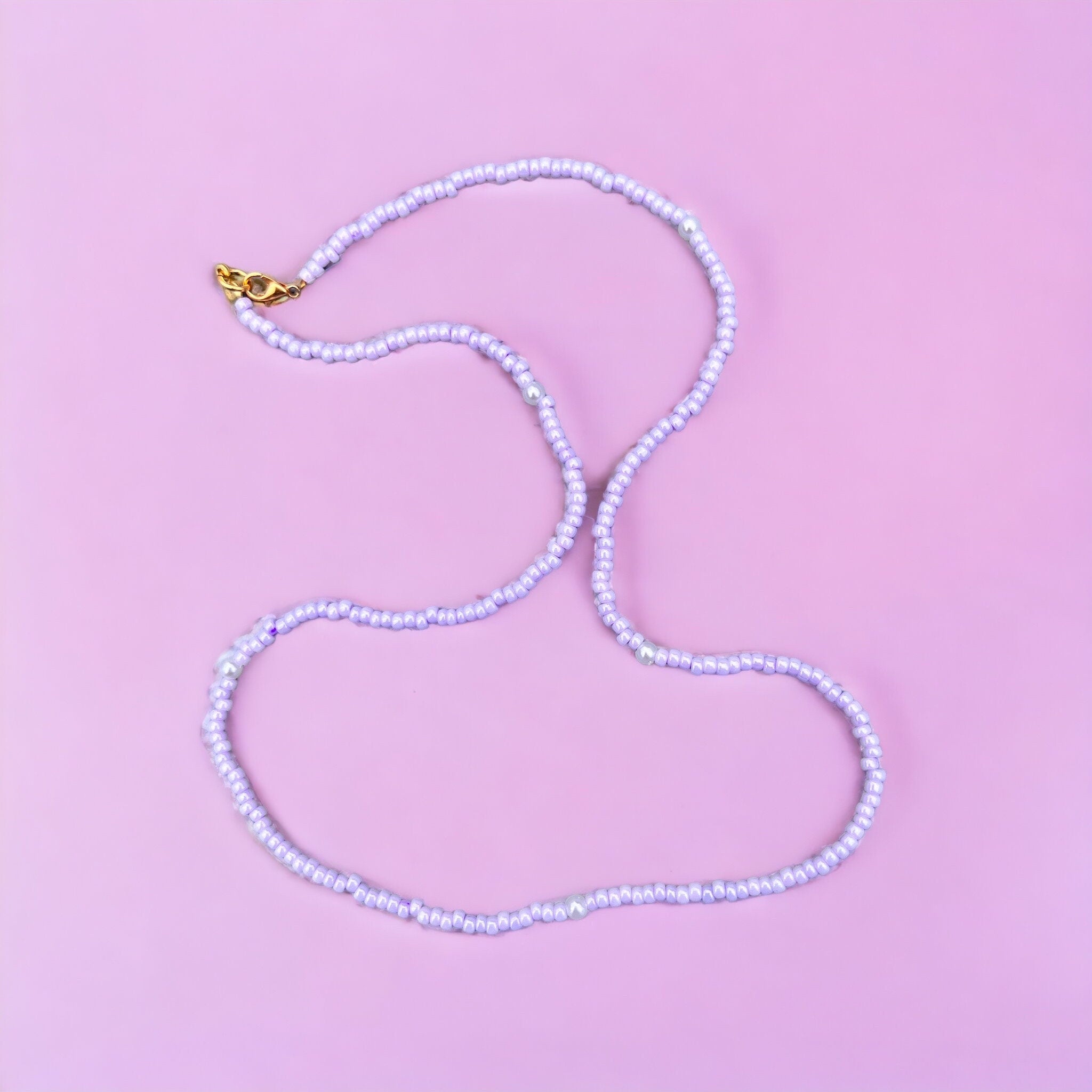 Halskette aus lila Glasperlen und Perlen