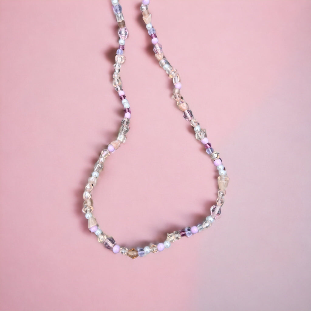 Lila, weiße, rosa, perlenbesetzte, goldene Perlenkette von KEY LIME STORE
